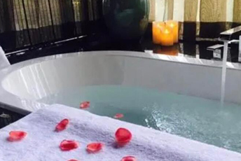 重庆水疗池中的失重冥想：当身体学会漂浮